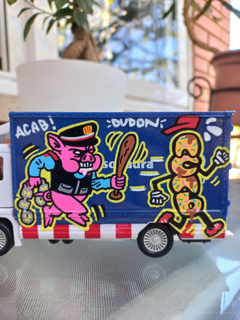 ehículo de juguete a escala de los Mossos d'Esquadra transformado en una obra de street art con pintura técnica y tags de graffiti por stuffcustoms.