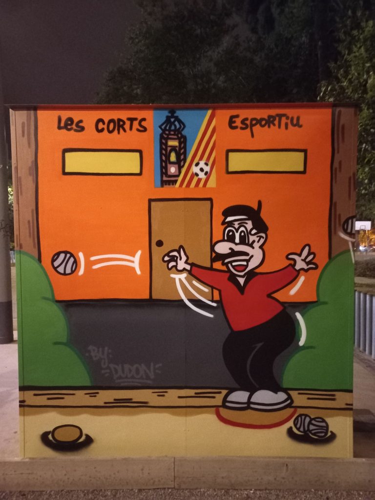 Mural exterior en caseta de petanca de Barcelona realizado con graffiti profesional, integración de arte urbano en el barrio de Les Corts por stuffcustoms.