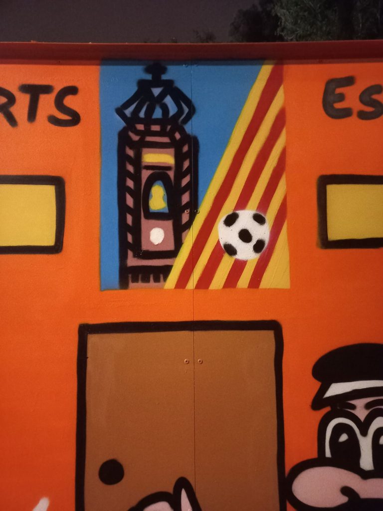 Detalle de rotulación con spray del escudo oficial Les Corts Esportiu en Barcelona, precisión en logotipos corporativos sobre pared por stuffcustoms.
