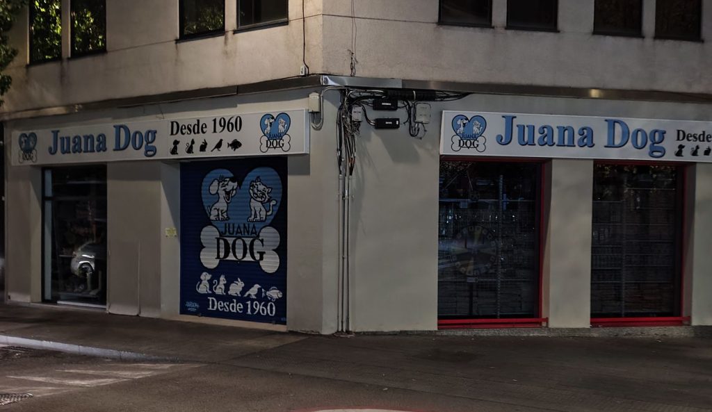 Graffiti de logotipo para la tienda Juana Dog en Santa Coloma de Gramenet, pintado a mano sobre persiana metálica de negocio.